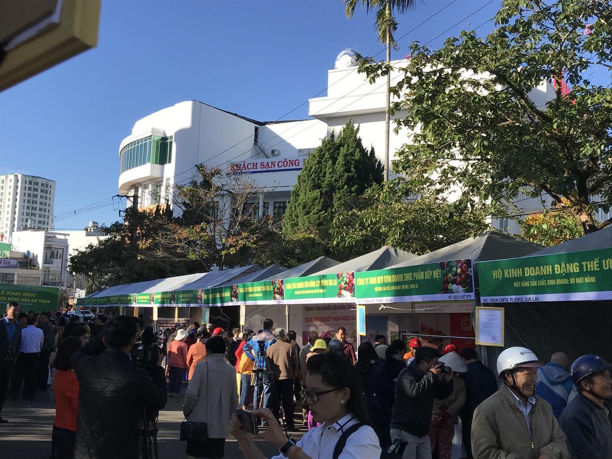 Cong Doan Gia Lai Hotel Pleiku Exteriör bild